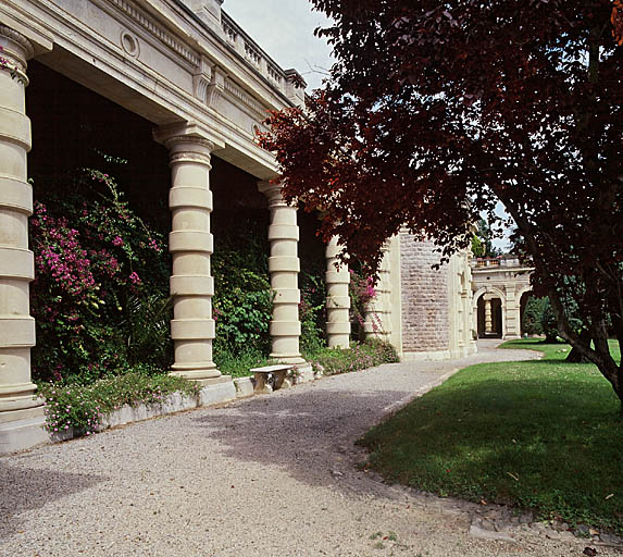 La grande terrasse du château. Le cryptoportique. Vue d'ensemble prise du sud-ouest vers le nymphée.