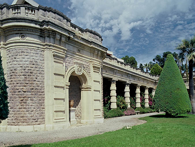 La grande terrasse du château. Corps central et partie est du cryptoportique. Vue de volume prise du sud-ouest.