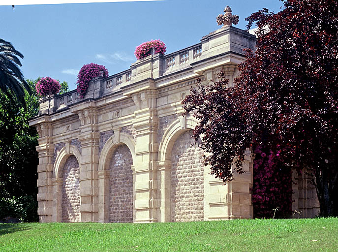 La grande terrasse du château. Partie saillante ouest. Vue de volume prise du sud-est.