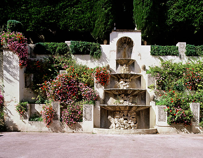 Fontaine en buffet du jardin rénové adossée au mur de soutènement de la terrasse H6, qui faisait face à la nouvelle salle à manger du château. Vue prise du sud.