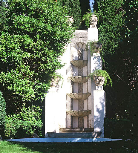 Fontaine en buffet faisant face à l'entrée ouest du jardin rénové. Vue prise de l'ouest.