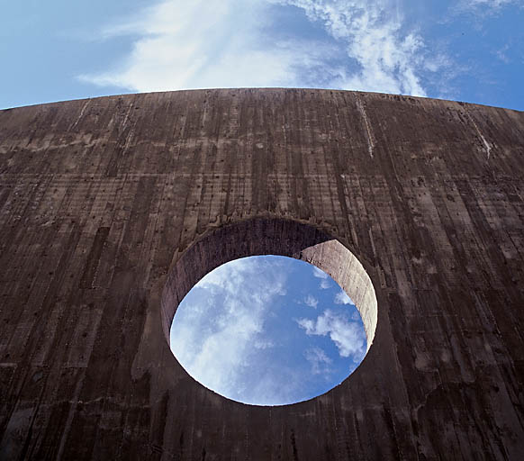 Le porche central de l'immeuble. L'oculus percé dans la plafond en béton armé.