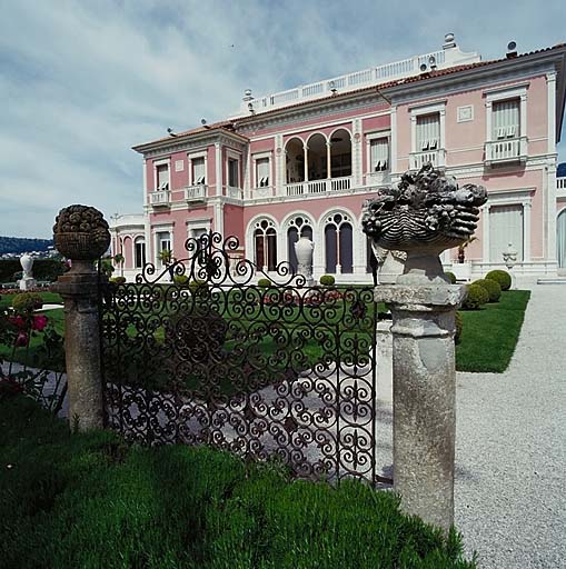 Jardin à la française: vue de détail d'une grille servant de clôture au jardin surélevé, depuis le sud.