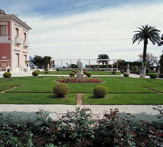 Jardin à la française: vue d'ensemble de la partie surélevée, au nord, depuis l'ouest.