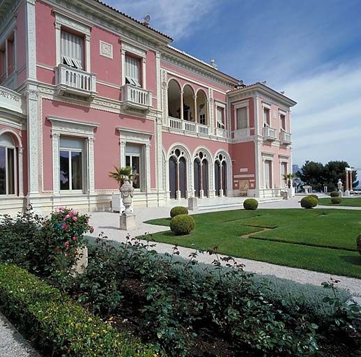 Vue d'ensemble de la façade sud avec portion de jardin régulier dit Tapis Vert, depuis l'ouest