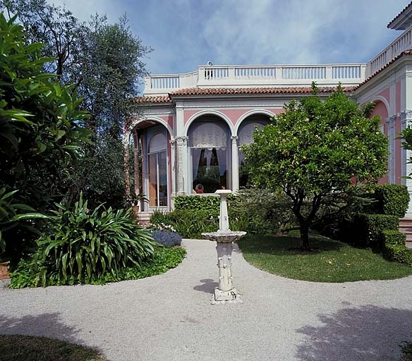 Fontaine située au sud de l'aile ouest de la villa, depuis le sud.