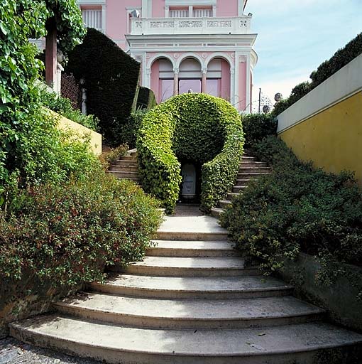 Vue d'ensemble de l' escalier en fer à cheval perpendiculaire à l'entrée du jardin espagnol, depuis l'ouest