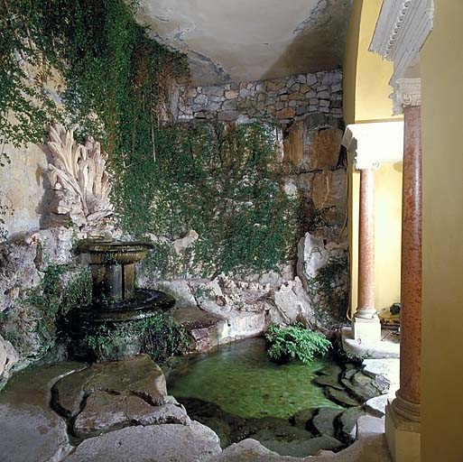 Jardin espagnol: la fontaine et le bassin situés dans la grotte artificielle aménagée sous le portique, depuis l'ouest