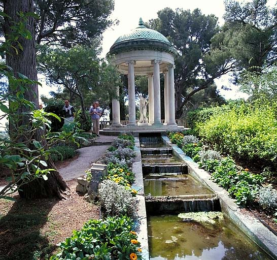 Le temple de l' amour avec l 'escalier d'eau au premier plan, depuis le nord.