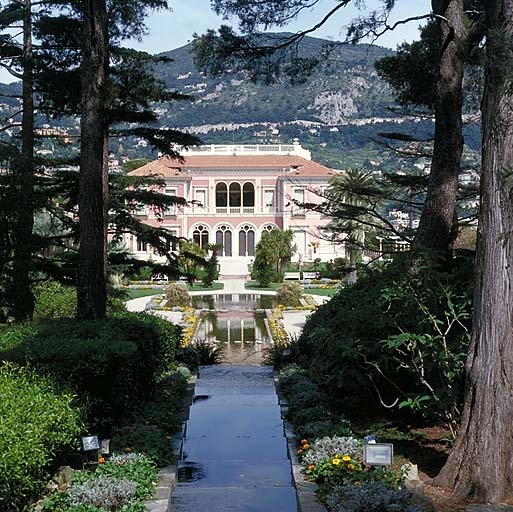 L'escalier d'eau situé dans l'axe de la façade sud de la villa, depuis le sud.