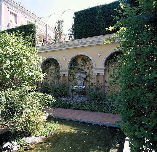 Jardin espagnol: vue partielle de la colonnade située à l'est du bassin, depuis le sud-est.