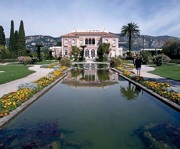 Vue partielle du bassin situé dans l'axe de la façade de la villa, depuis le sud.