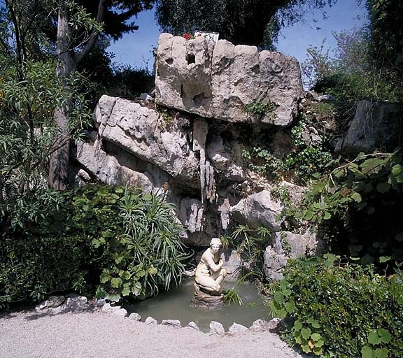 Vue d'ensemble de la source artificielle aménagée sous un amas de faux rochers, au nord de la villa.