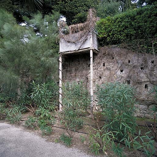 Jardin japonnais: belvédère en faux bois situé dans la partie basse, depuis l'allée en contrebas, à l'ouest.