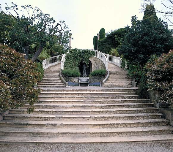 Jardin italien: vue d'ensemble de l'escalier en fer à cheval, depuis l'ouest