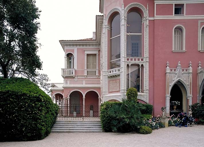 Vue partielle de la façade nord avec cage d'escalier vitrée au premier plan, depuis le nord.