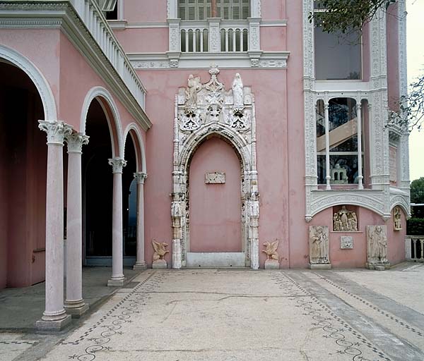 Détail: encadrement de porte adossé à la façade ouest avec sol en mosaïque au premier plan, situés à proximité de la cage d'escalier, depuis l'est.