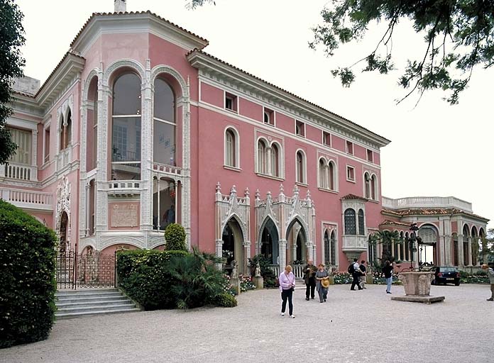 Vue perspective de la façade nord de la villa, depuis l'est.