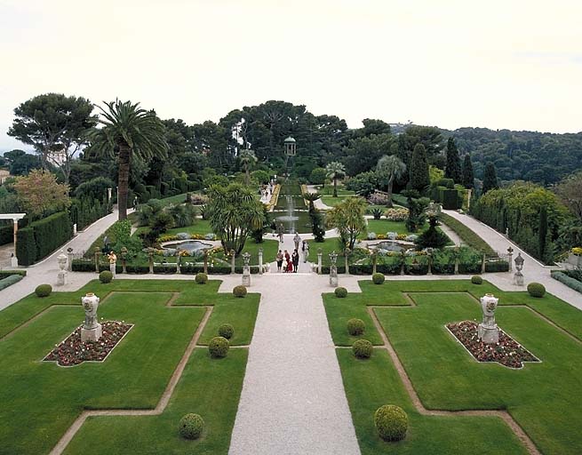 Vue d'ensemble du jardin à la française depuis la loggia située dans l'axe de la façade sud de la villa.