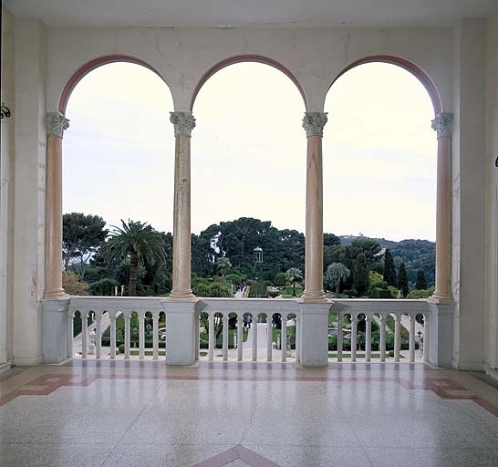 Vue intérieure de la loggia située dans l'axe de la façade sud de la villa.