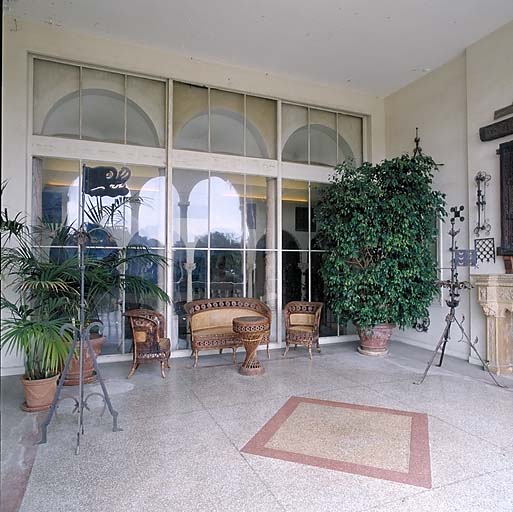 Vue d'ensemble de la baie vitrée éclairant le vestibule, au fond de la loggia située dans l'axe de la façade sud, depuis le sud.