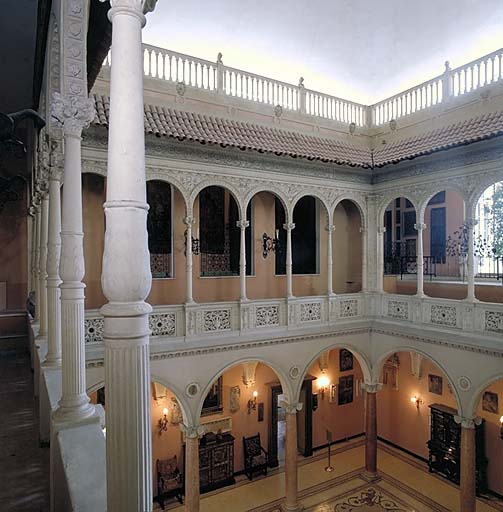 Vue intérieure: le patio depuis l'angle nord-ouest de la galerie.