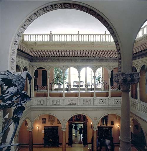 Vue intérieure: la baie vitrée située au fonds de la loggia et la galerie, sur le mur sud, depuis le nord.