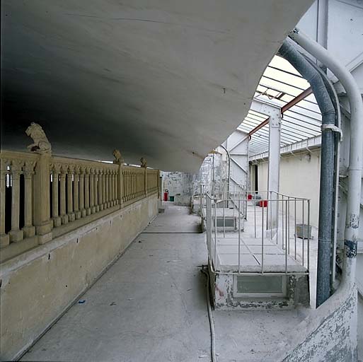 Vue intérieure: l'extrémité nord de la fausse coupole en plâtre avec puits de lumière éclairant l'escalier au premier plan.