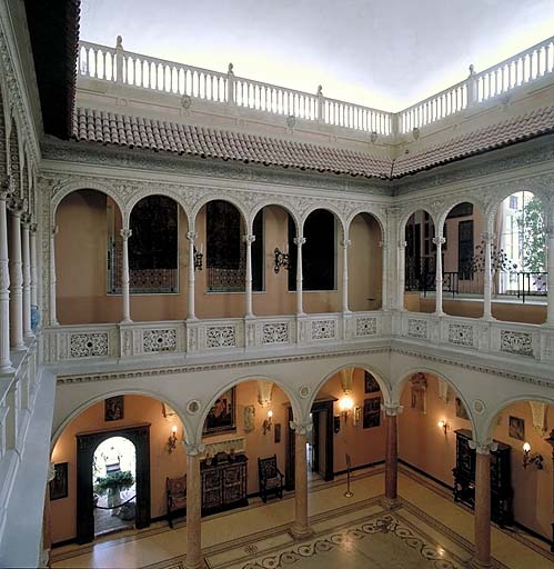 Vue intérieure: le patio vu depuis l'angle nord-ouest de la galerie.