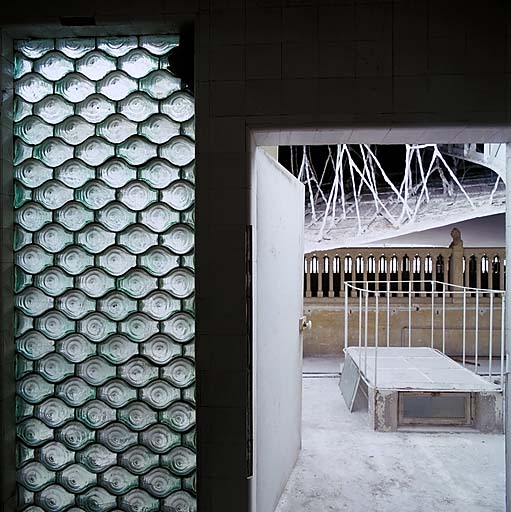 Vue intérieure: mur en briques de verre servant à l'éclairage d'un grenier situé au nord dans l'étage de comble, depuis l'intérieur.