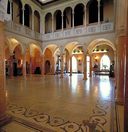 Vue intérieure: le patio avec vestibule à l'arrière plan, depuis l'angle sud-est.