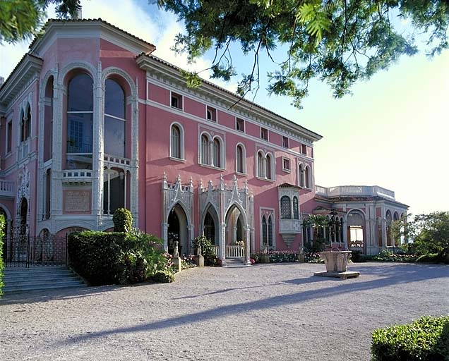 Vue perspective de la façade nord de la villa, depuis l'est.