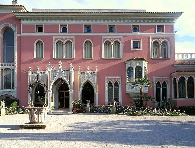 Vue partielle de la façade nord de la villa, depuis le nord.