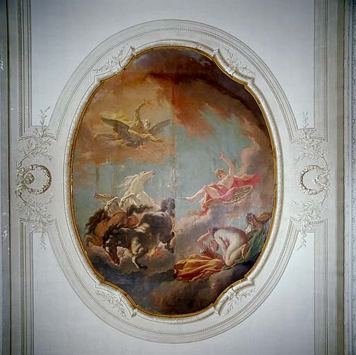 Vue intérieure: le plafond peint du salon Louis XV, au rez-de-chaussée.