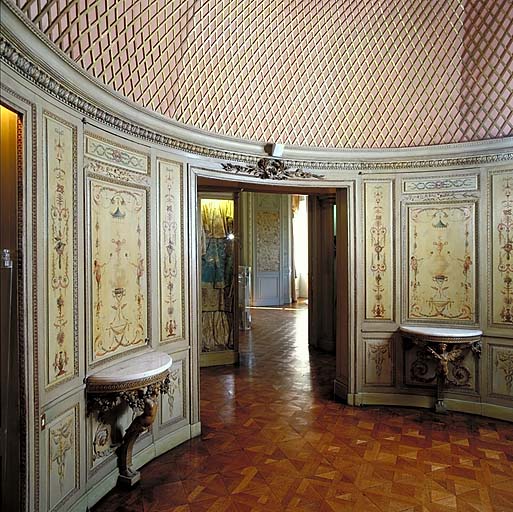 Vue intérieure: la salle de bains de Madame Ephrussi couverte par une fausse coupole, au rez-de-chaussée.