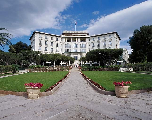 Vue d'ensemble de la la façade sud de l'hôtel avec jardin au premier, depuis le sud.