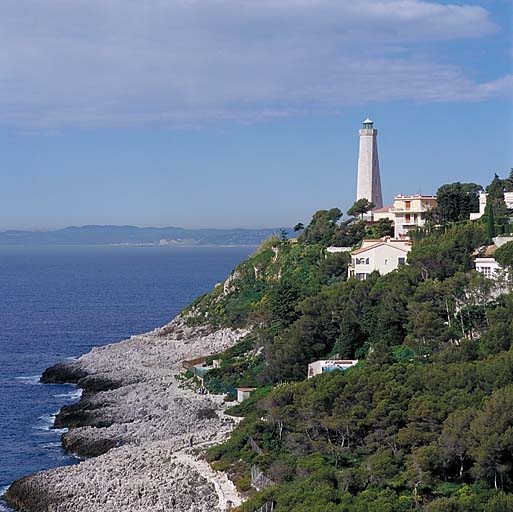 Vue d'ensemble de la piscine située en contrebas de l 'hôtel, depuis l'est
