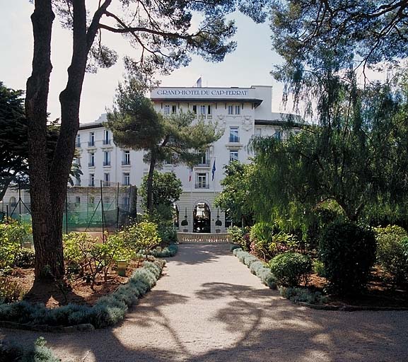 Vue d'ensemble de la façade nord, depuis l'axe du jardin au nord.