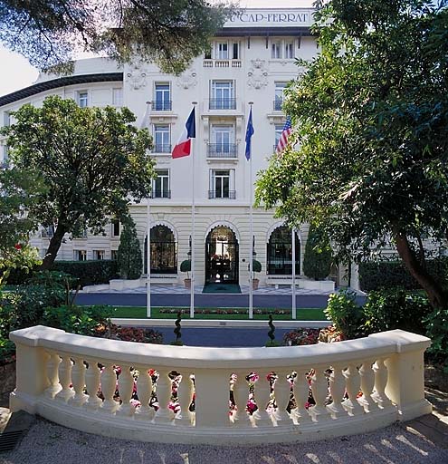 L'entrée de l'hôtel sur la façade nord, depuis le nord.