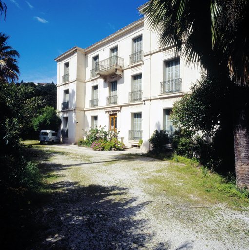 Vue d'ensemble de la façade sud de l'Hôtel Flora, depuis l'est.