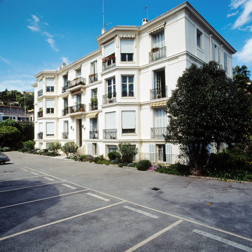Vue d'ensemble de la façade sud, depuis l'est.
