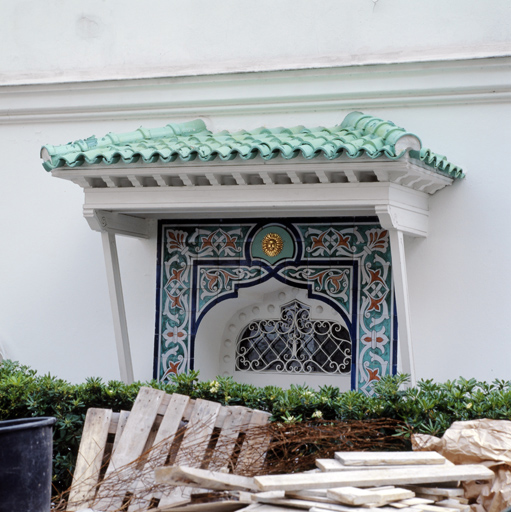 Détail: le auvent et la frise au dessus de la porte d'entrée, sur la façade nord.