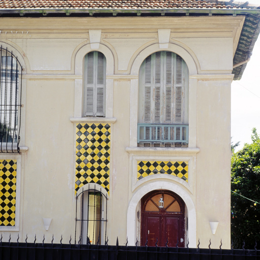 Beaulieu-sur-Mer, villa La Soleiada. Façade nord avec décor en carreaux de céramique vernissée.