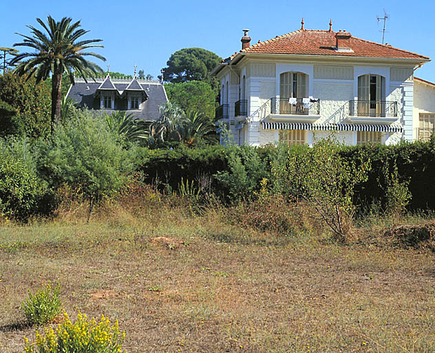 Façade sud. ; Vue de situation au sud, avec la villa Les Triangles au premier plan.
