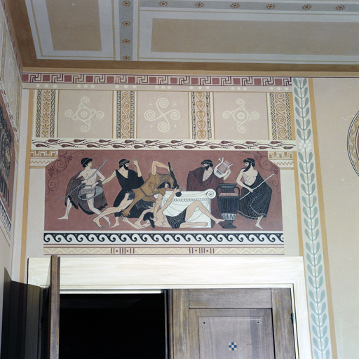 Panneau de frise situé au-dessus de la porte, au nord de la cheminée, dans l'ancienne bibliothèque (après restauration).