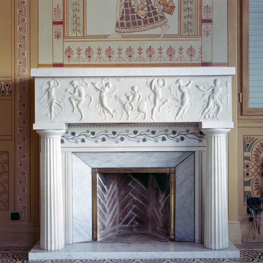 Cheminée située dans l'ancienne salle à manger.