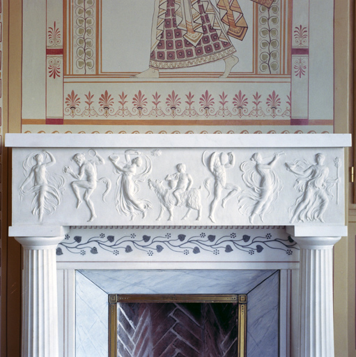 Détail, linteau de la cheminée située dans l'ancienne salle à manger.