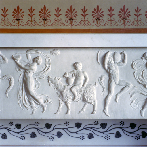 Détail, partie centrale du linteau de la cheminée située dans l'ancienne salle à manger.