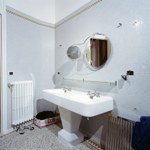 Lavabo situé à l'est, dans la salle de bain.