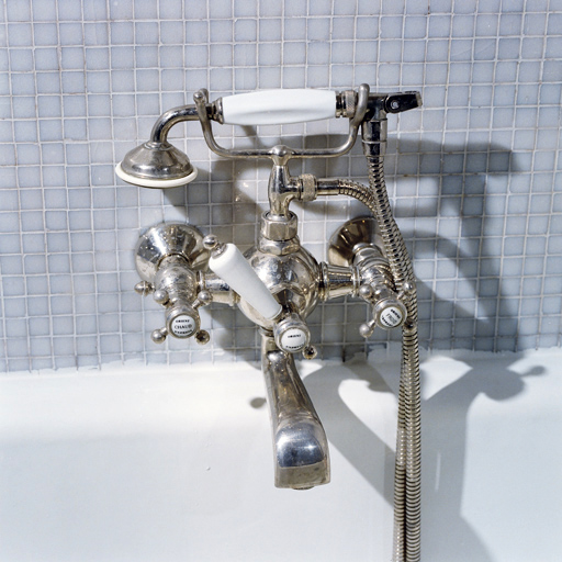 Détail, robinet de la baignoire situé à l'ouest, dans la salle de bain.